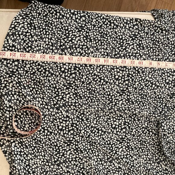 Blouse flowy loose fit pretty print black and white full sleeve NWOT - Picture 5 of 6